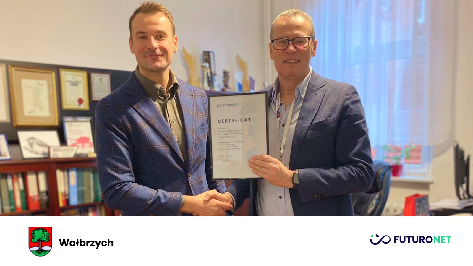 Jakub Płodzich, prezes Futuronetu wręcza certyfikat dyrektorowi szkoły