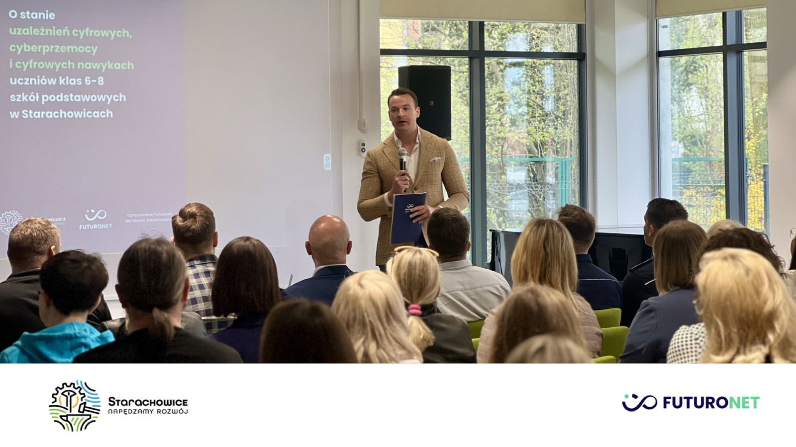 Jakub Płodzich, prezes Futuronetu prowadzi konferencję w Starachowicach