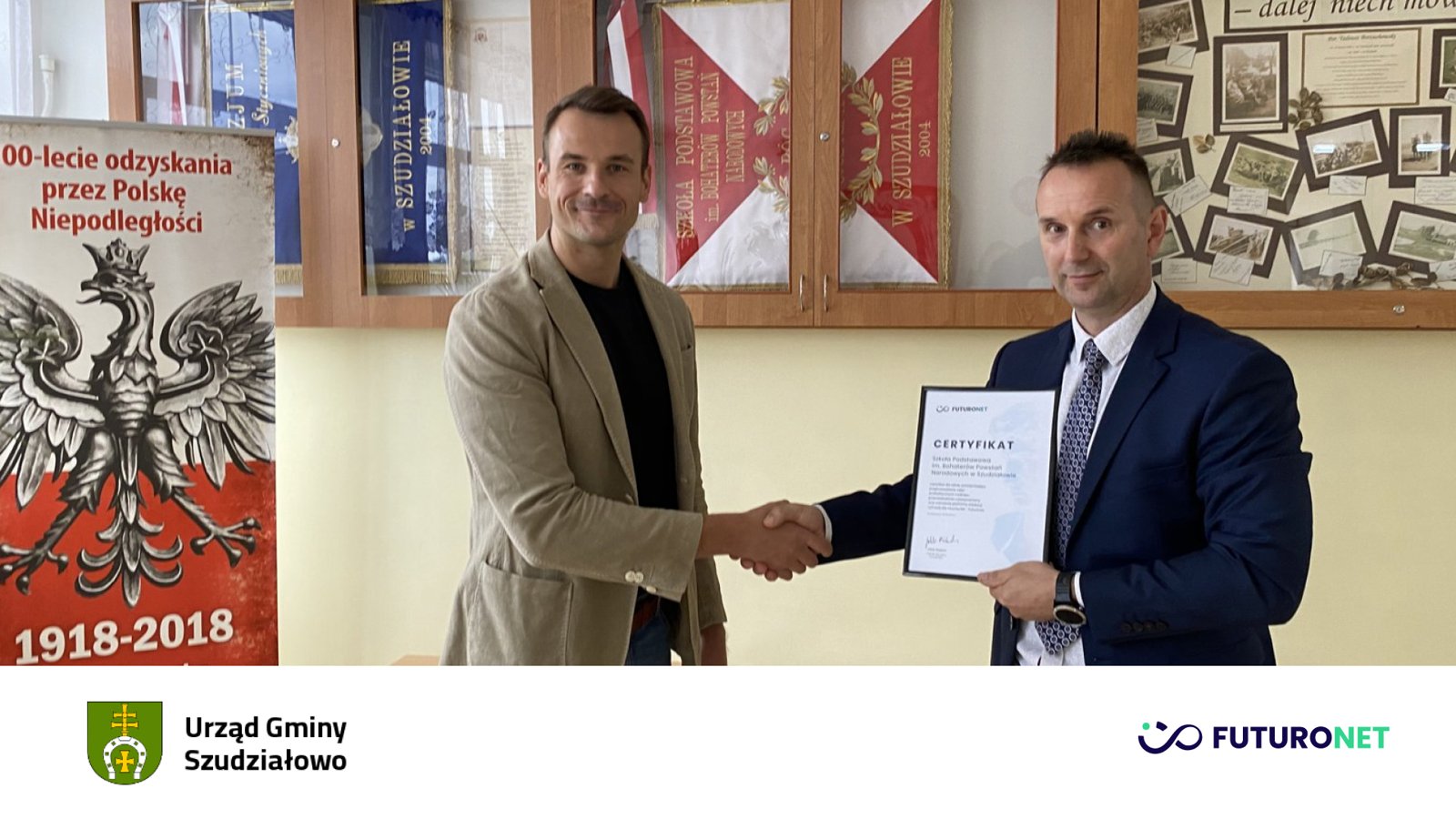 Jakub Płodzich, prezes Futuronetu z dyrektorem szkoły w Szudziałowie