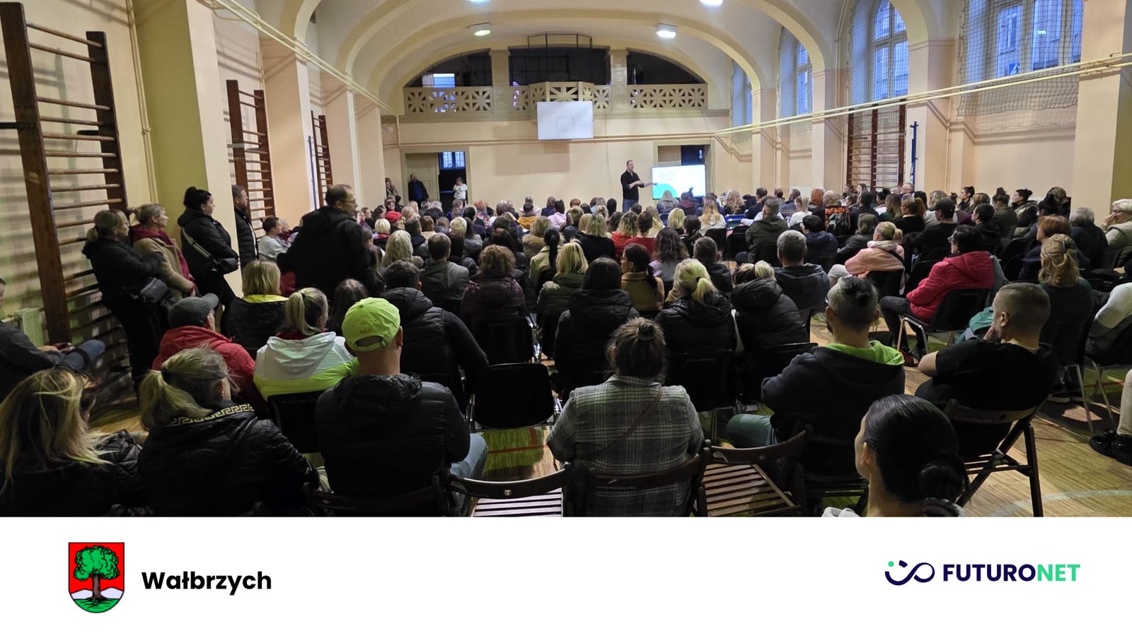 Jakub Płodzich, prezes Futuronetu wręcza certyfikat dyrektorowi szkoły